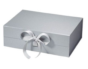 მყარი მუყაოს სასაჩუქრე ყუთი მაგნიტური ჩამკეტით და ლენტით, 39x28x13 სმ. ვერცხლისფერი