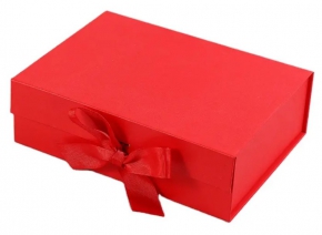 მყარი მუყაოს სასაჩუქრე ყუთი მაგნიტური ჩამკეტით და ლენტით, 34X25X13 სმ. წითელი